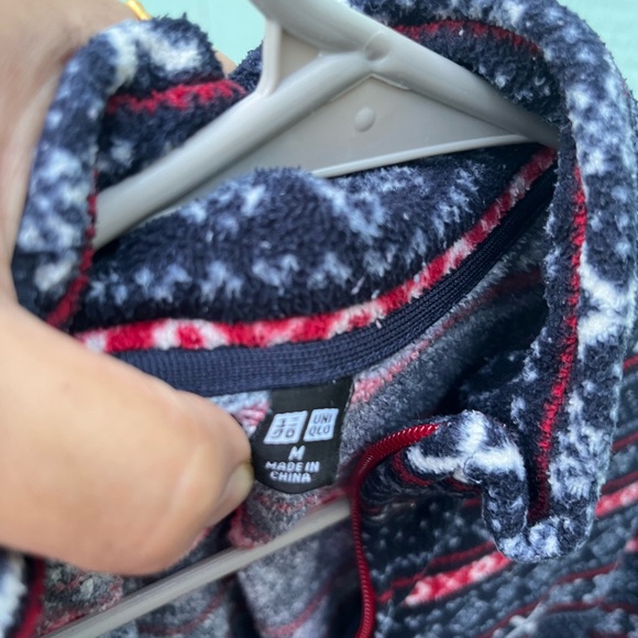 Uniqlo sweater - Picture 2 of 4